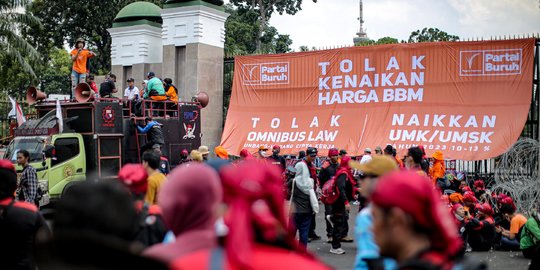 Tolak Kenaikan Harga BBM, Massa Buruh Menyerbu Gedung DPR