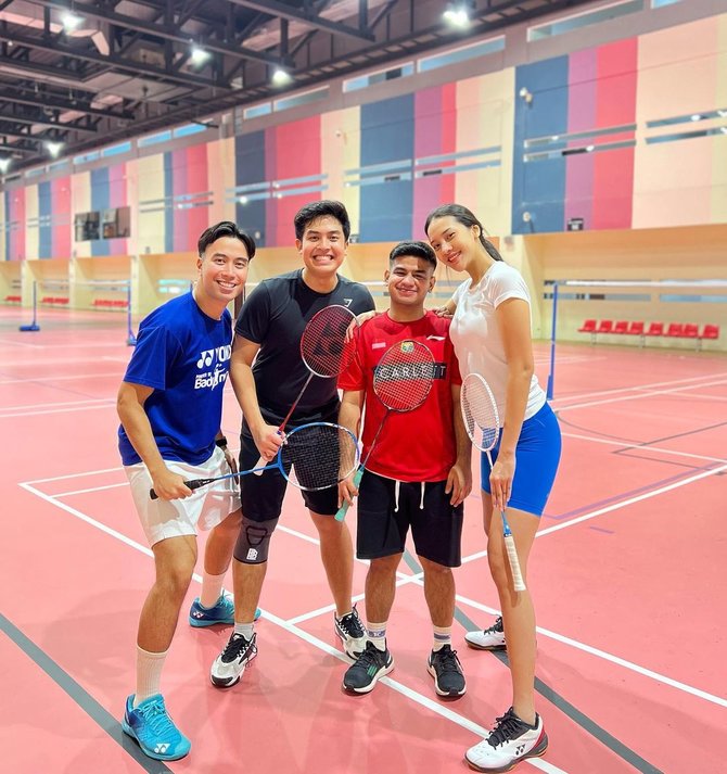 vidi aldiano jerome polin dan fadil jaidi dan anya geraldine main badminton bareng