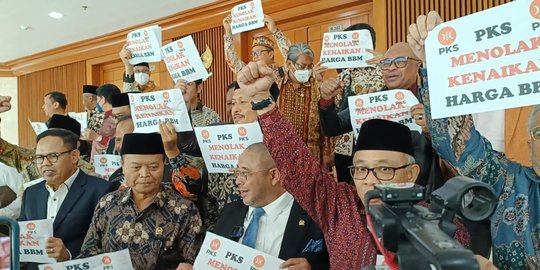 PKS Walk Out dan Angkat Kertas Bertuliskan 'Menolak Kenaikan BBM' di Rapat Paripurna