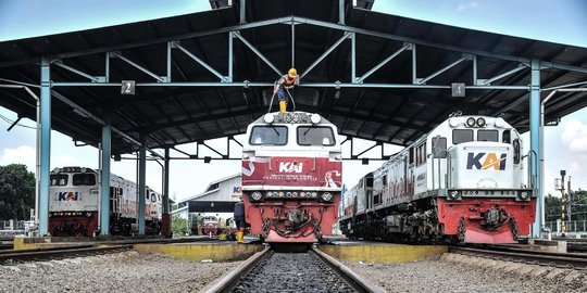 Melihat Perawatan Rutin Lokomotif KA di Depo Cipinang