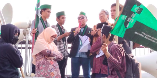 Naik Mobil Komando, Aksi PKS Temui Mahasiswa Demo Tolak Kenaikan Harga BBM di DPR