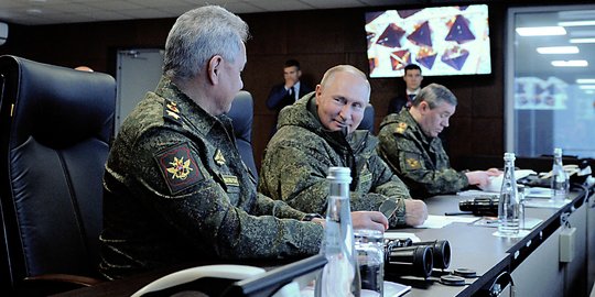 Senyum Vladimir Putin Pantau Latihan Militer Vostok 2022