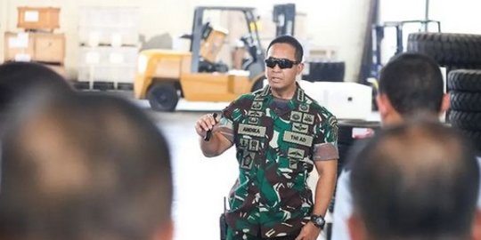 Jenderal Andika Sidak Gudang TNI, Berkacamata Dibilang Kayak Arnold Schwarzenegger