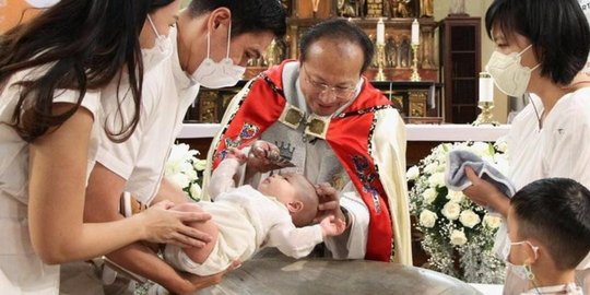 7 Potret Baby Archie Anak Marcel Chandrawinata Dibaptis, Si Bayi Gemas Anteng Banget