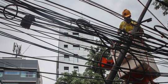 Melihat Langsung Proses Merapikan Kabel Semrawut di Mampang