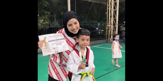 Berprestasi, 5 Potret Kanaka Anak Tya Ariestya Raih Medali dalam Kompetisi Taekwondo