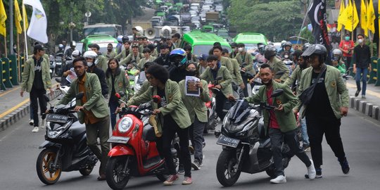 Tolak Kenaikan Harga BBM Subsidi, Mahasiswa di Bogor Dorong Motor 3 Kilometer