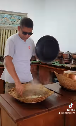 pensiunan jenderal polri ini kini buka warung makan tujuannya mulia banget