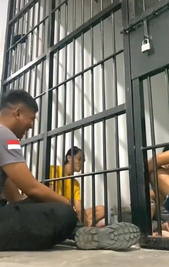 keakraban polisi dan narapidana