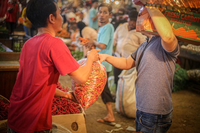 cabai rawit merah di pasar induk kramat jati