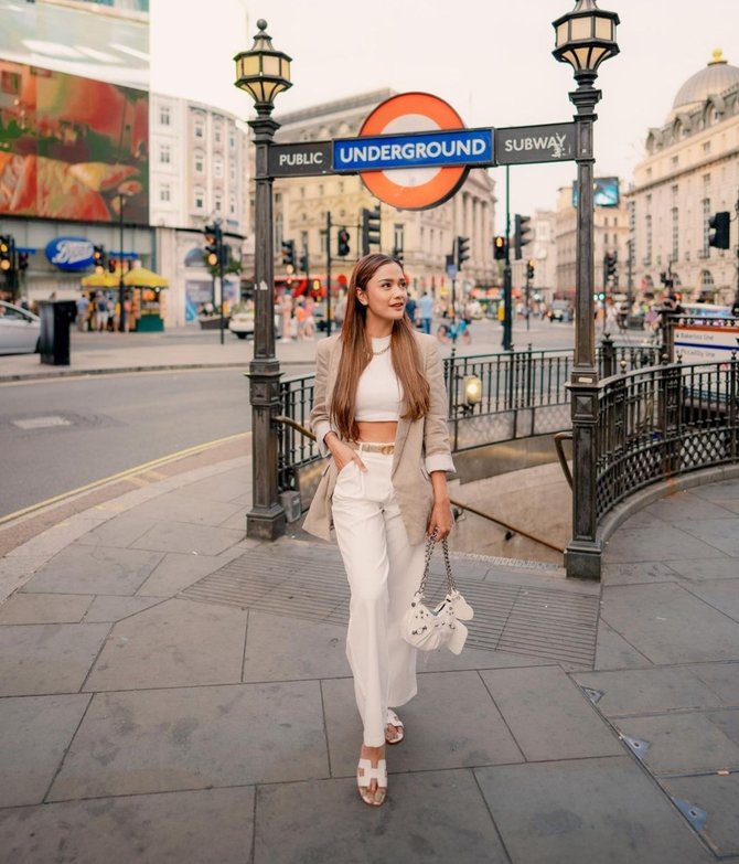 4 potret andi annisa suara hati istri liburan di london gayanya curi perhatian