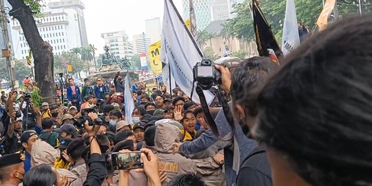 Sempat Memanas, Massa Demo Tolak BBM di Patung Kuda Saling Dorong dengan Aparat