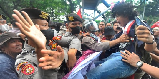 Aksi Saling Dorong Mahasiswa dengan Polisi Memanas di Patung Kuda