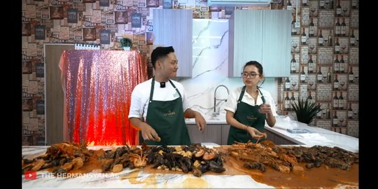 Sweet Banget, Ini Potret Azriel Hermansyah dan Sarah Menzel Mukbang Beragam Seafood