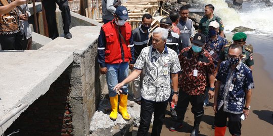 Tanggul Pencegah Banjir Rob Bermasalah, Ganjar Minta Kontraktor Tanggung Jawab
