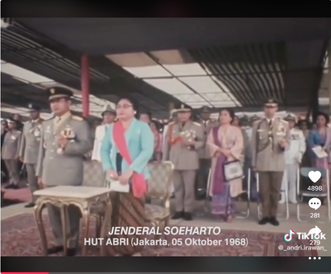 polisi jujur di belakang jenderal soeharto di acara hut abri