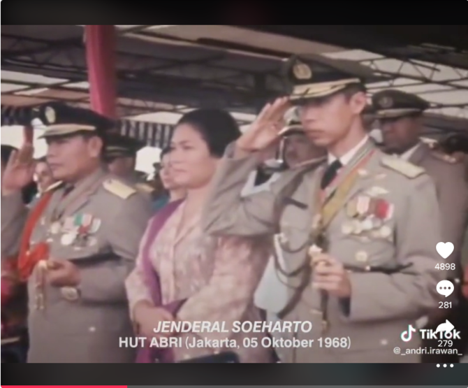 polisi jujur di belakang jenderal soeharto di acara hut abri