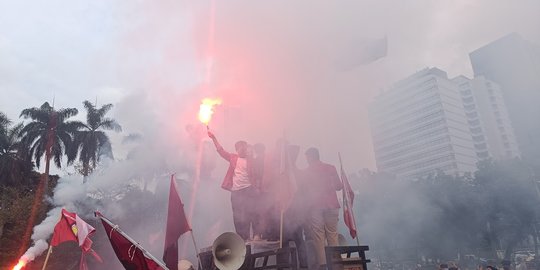 Massa Demo Tolak BBM Kepung Patung Kuda, Api Suar dan Kepulan Asap Membumbung Tinggi