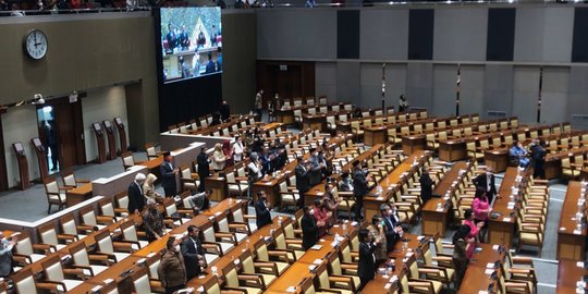 Nyanyian Ulang Tahun dari Dalam Gedung DPR, di Luar Pagar Pedas Kritik Demonstran