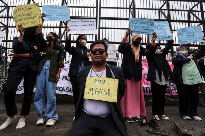 demo teatrikal tolak bbm di dpr