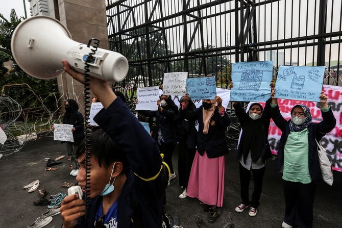 demo teatrikal tolak bbm di dpr