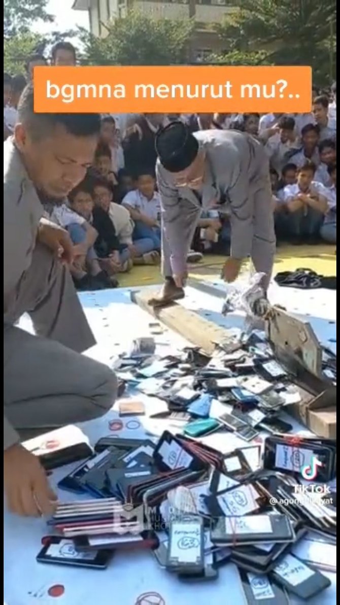 guru hancurkan hp sitaan di depan siswa