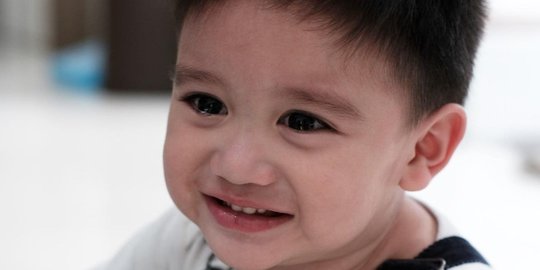 Deretan Foto Terbaru Baby Athar Anak Citra Kirana Menginjak 2 Tahun, Ganteng Banget!