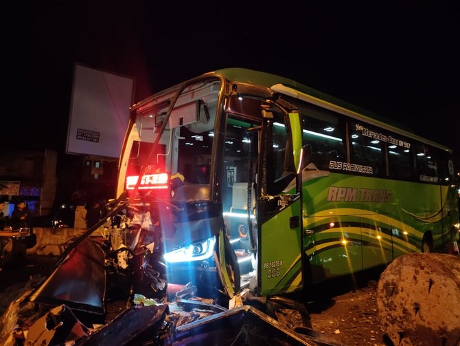 kecelakaan beruntun bus tabrak 3 mobil di wonosobo