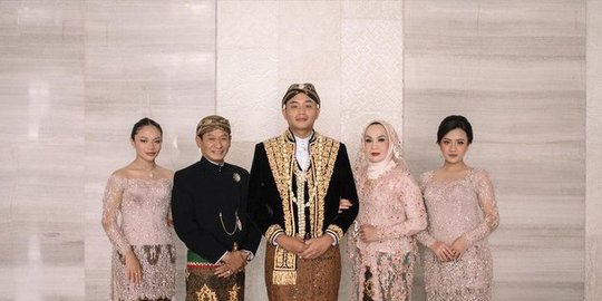 5 Potret Amel Carla di Pernikahan Sang Kakak, Tampil Anggun dan Menawan