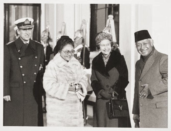 momen masa lalu ibu tien sama ratu elizabeth ii di istana