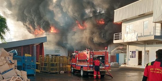 Kebakaran Gudang JNE Depok Masih Belum Padam, 12 Mobil Damkar Dikerahkan