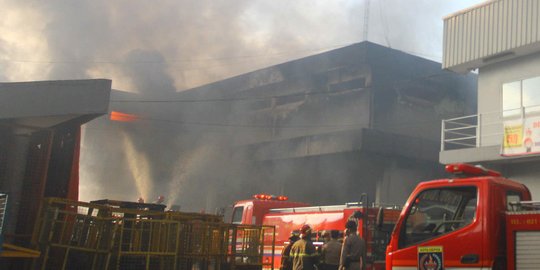 Asap Hitam Kebakaran Gudang JNE di Depok