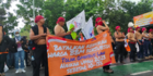 Telanjang Dada, Buruh Demo di Kantor Anies Baswedan Tolak Kenaikan BBM