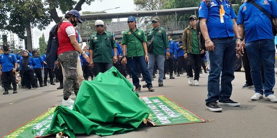 Bawa Miniatur Keranda, Buruh Menyemut di Patung Kuda Arjuna Wiwaha