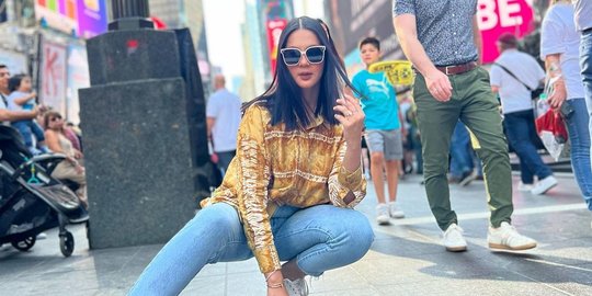 Gaya Paula Verhoeven di Times Square New York, Penampilannya Mencuri Perhatian Gaya Paula Verhoeven di Times Square New York, Penampilannya Mencuri Perhatian