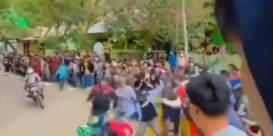 Detik-detik Mengerikan Pebalap Dihajar Penonton saat Balapan, TNI Turun Tangan