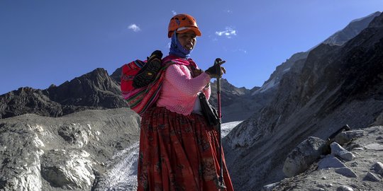 Aksi Perempuan Adat Mendaki Gunung Bersalju di Bolivia