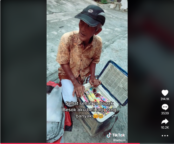 kisah kakek tua tetap semangat gendong box nya