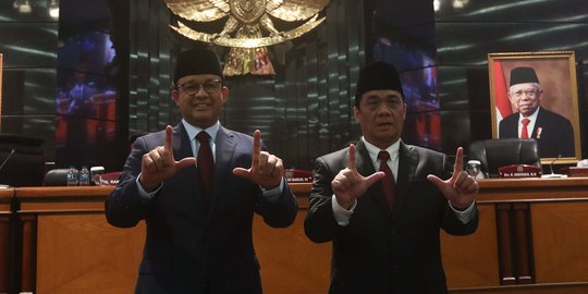 Gaya Anies-Riza Hadiri Paripurna Pemberhentian Gubernur dan Wagub DKI