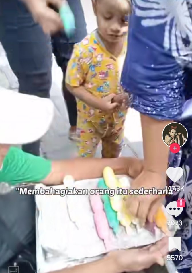 momen haru penjual es menangis saat dagangannya diborong kisahnya viral