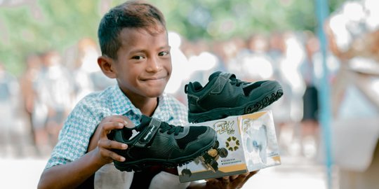 Bank Mandiri Bagikan 25 Ribu Pasang Sepatu Sekolah Gratis hingga Pelosok Negeri