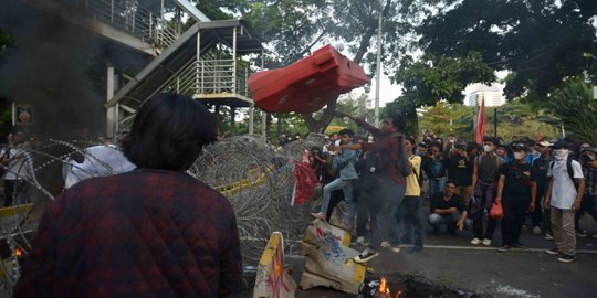 Massa Tolak Kenaikan BBM Lempar Road Barrier ke Polisi