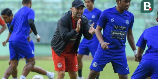 BRI Liga 1: Sejumlah Pemain Arema Diserang Netizen, Begini Pesan Javier Roca - Vimarsana News