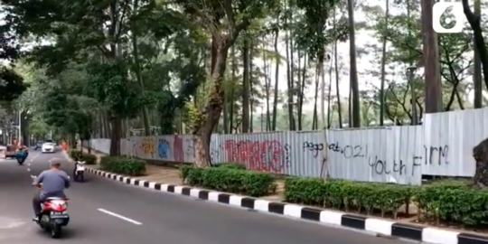 Memprihatinkan, Begini Potret Pagar Tebet Ecopark yang Dipenuhi Vandalisme