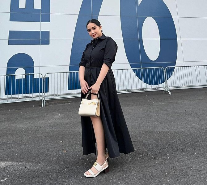 potret nagita slavina pakai dress hitam di new york dipuji cantik amp super high class