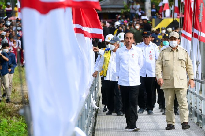 jokowi didampingi prabowo resmikan jembatan gantung wear fair di maluku