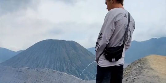 Viral Bule Austria Buang Air Kecil ke Kawah Bromo, Aksinya Bikin Geram Warga