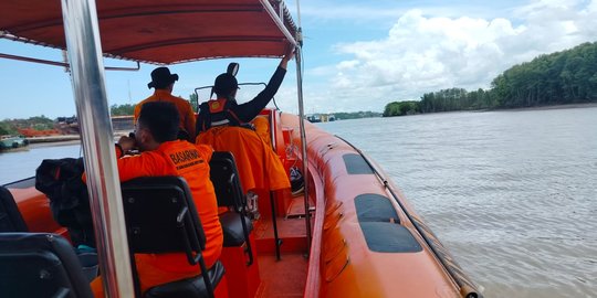 Kapal Karam Diterjang Ombak di Perairan Kaltim, Tiga Orang Hilang