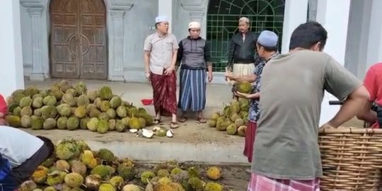 Membangun Masjid Lewat Infak Durian