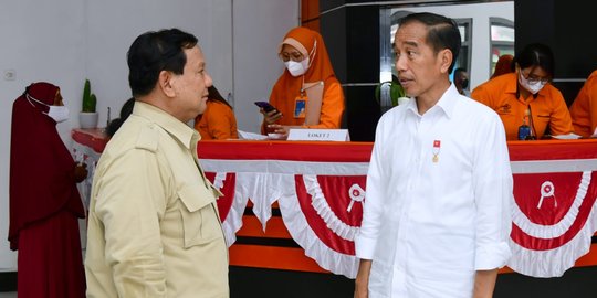 Jokowi Didampingi Prabowo Bagikan Bansos hingga Bertemu Peternak Kerbau di Maluku